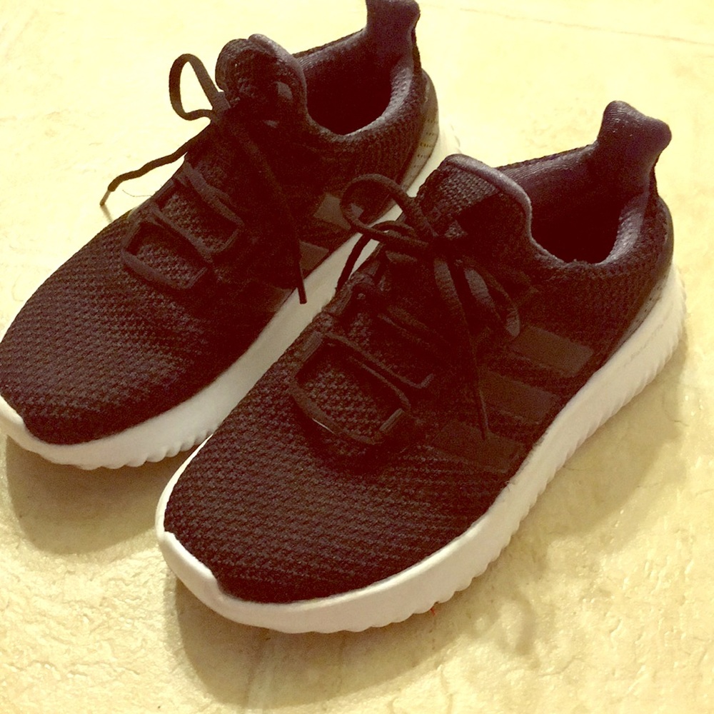 📚KIDS📚 Adidas Black cloudfoam sneakers